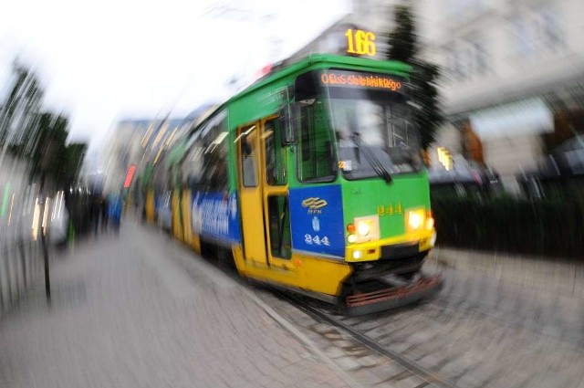 Do zdarzenia doszło na wysokości przystanku Winogrady Pasieka w kierunku centrum miasta. O godzinie 15.07 w tramwaj linii numer 10 wjechał samochód marki Skoda.