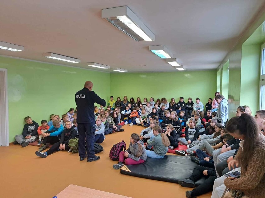 Policjanci spotkali się z uczniami szkół w Karsinie i w...