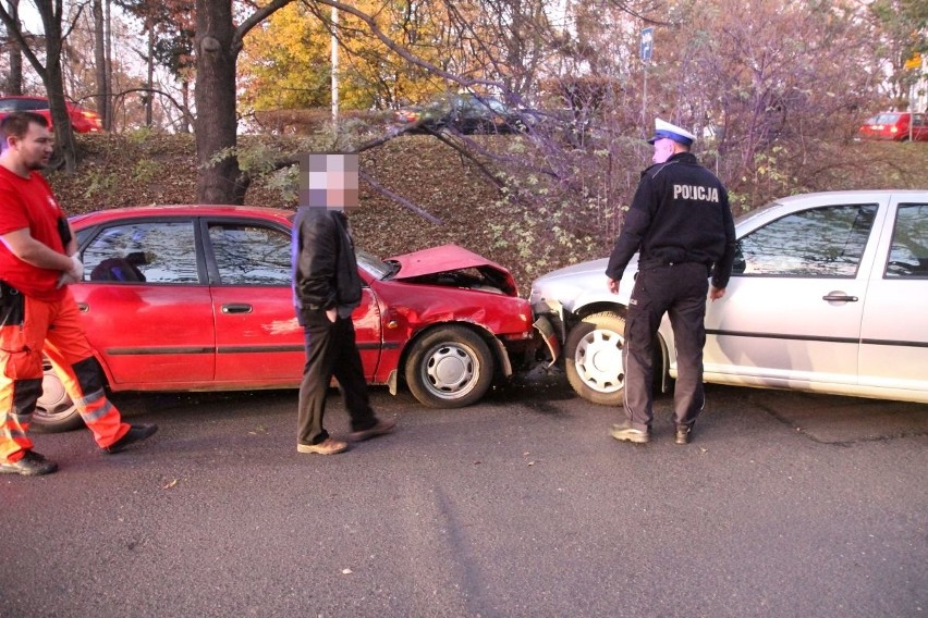 Groźny wypadek na Sępolnie. Czołowe zderzenie dwóch aut