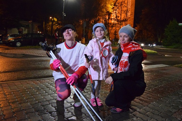 Od lewej pani Agnieszka, 4-letnia Kalinka i Małgorzata za chwilę wystartują w Biegu Niepodległości