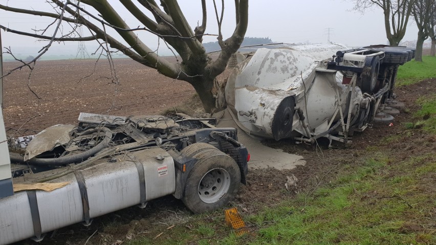Wypadek na drodze krajowej nr 94 pod Strzelcami Opolskimi - cementowóz wypadł z drogi i uderzył w drzewo