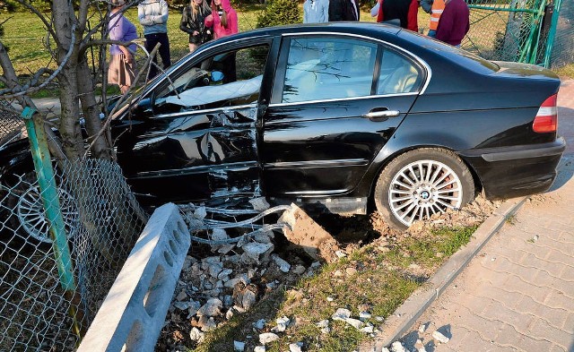 Czarne bmw, którym mieszkaniec Starego Bystrego wjechał w płot, będzie wymagało teraz solidnej naprawy