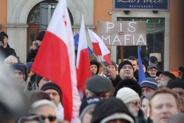 17.12.2016 wroclawgazeta wroclawskawroclaw, plac solny, manifestacja komitet obrony demokracji kod w obronie wolnych mediowjaroslaw jakubczak / polska presswolne media kod obrona demokracji manifestacja plac sony