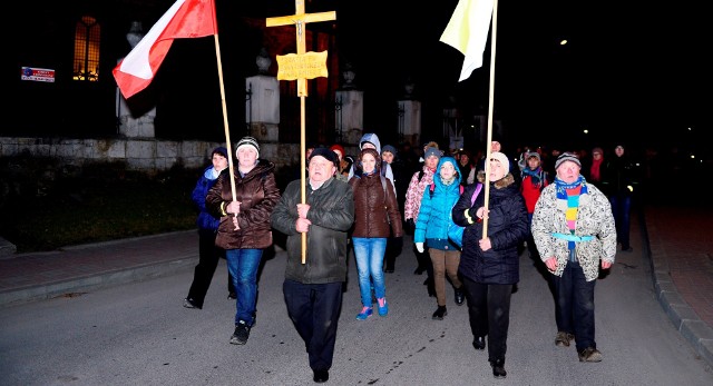 Wierni ze Skalbmierza już cztery razy maszerowali Nocną Drogą Krzyżową. 23 marca - pójdą po raz piąty, do Proszowic.