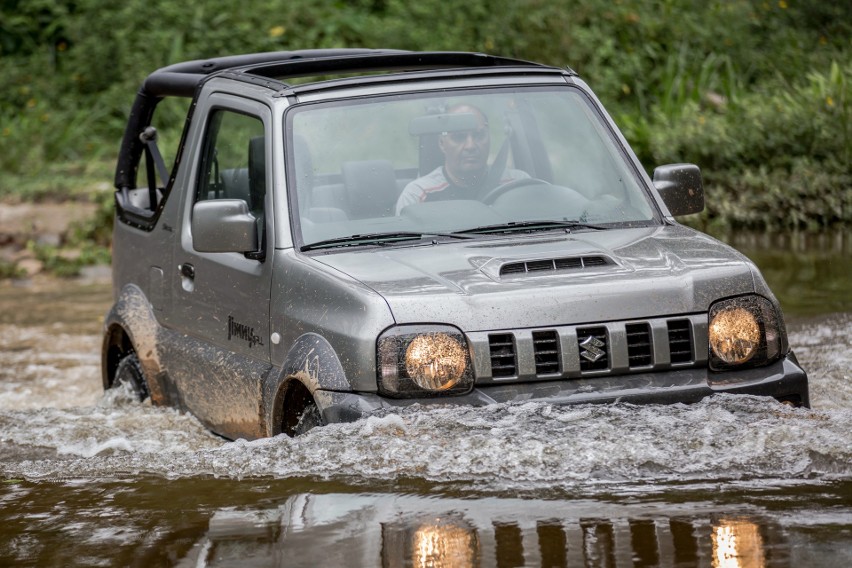 Suzuki Jimny nie próbuje na siłę udawać SUV-a. To...