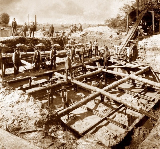 Budowa przepompowni ścieków, rok  1907.