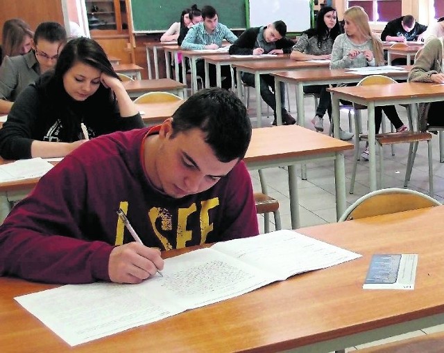 Próbny egzamin  języka polskiego piszą maturzyści z włoszczowskiego "Staszica".