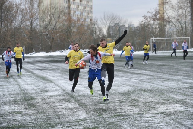 Pomorzanin Toruń przygotowujący się do rundy wiosennej w III lidze przegrał w sparingu z KS Kutno 0:2. - To był nasz drugi test-mecz - mówi Patryk Zarosa, trener "Pomorka". - Mimo porażki to był pożyteczny sprawdzian z silnym rywalem z innej grupy trzeciej ligi. Testowaliśmy kilku zawodników. Jeden, a może dwóch dostanie jeszcze szansę sprawdzenia się w kolejnym sparingu - dodaje szkoleniowiec.Kolejne spotkanie kontrolne Pomorzanin rozegra w środę, a rywalem będzie Sparta Brodnica.Na kolejnych stronach zdjęcia ze sparingu. Prosimy przesuwać strony za pomocą strzałek >>>