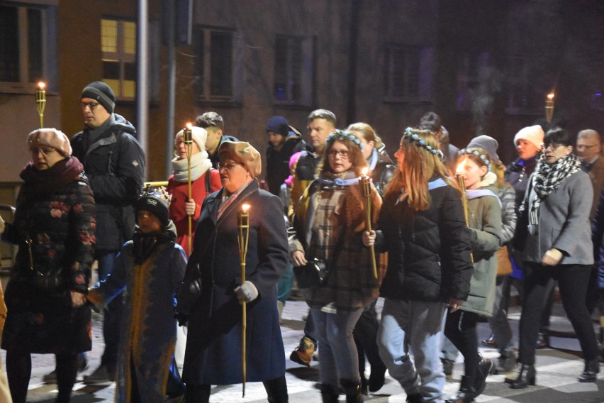 Po przejściu orszaku, jego uczestnicy wzięli udział we...