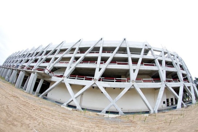 Białostocki stadion będzie miał boisko z podgrzewaną murawą i zadaszone trybuny dla 22,6 tys. widzów. W pobliżu powstanie parking na 950 aut osobowych. Dokończenie budowy ma kosztować 253 mln zł.