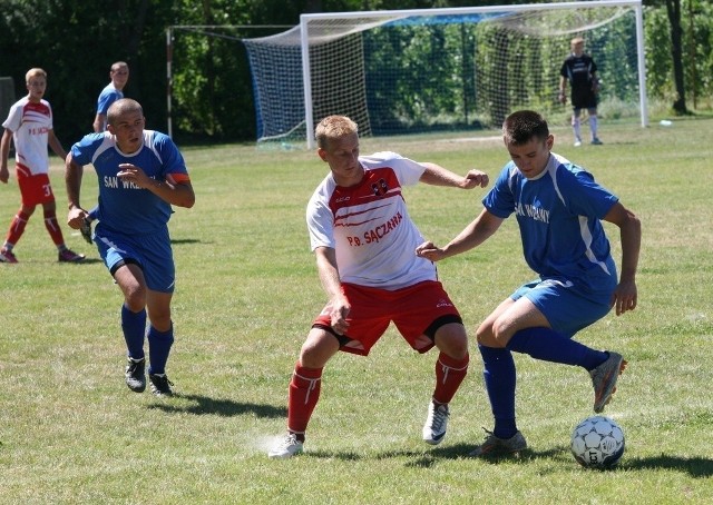 W pierwszym meczu nowego sezonu okręgówki San Wrzawy (w niebieskich koszulkach) przegrał na własnym boisku ze Słowianinem Grębów. 