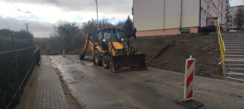 Pracownicy ZWiK w Chełmnie szukają źródła wycieku