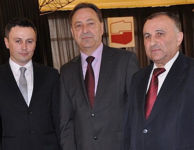 Na czele Zarządu Powiatowego SLD stoją przewodniczący Sławomir Marczewski (w środku) oraz jego zastępcy: Wiesław Skowron (z prawej) i Robert Plech. Trzeci wiceprzewodniczący Antoni Szkurłat zapowiedział zawieszenie swego członkostwa w partii.