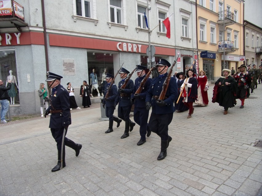 Rekonstruktorzy historyczni z Radomia gościli na obchodach 3 Maja w Kielcach. Zobacz zdjęcia