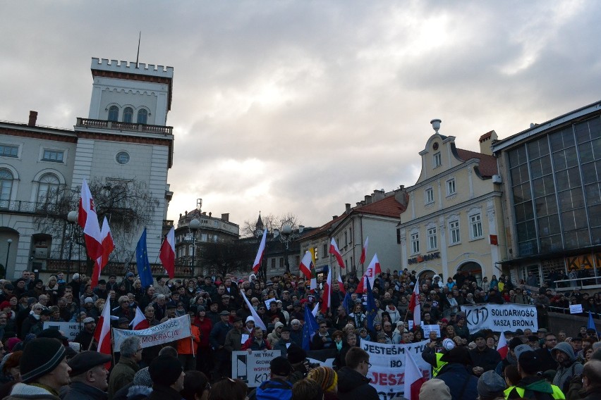 Manifestacja Komitetu Obrony Demokracji w Bielsku-Białej [ZDJĘCIA, WIDEO]