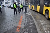 Policjanci przy przejściach dla pieszych w Katowicach. Apelują: Odłóż telefon i żyj! ZDJĘCIA