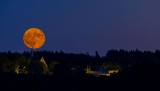 Niesamowity "truskawkowy Księżyc" uchwycony na zdjęciach w rejonie Tarnowa. Tak wyglądała superpełnia w nocy z 14 na 15 czerwca 2022 r.