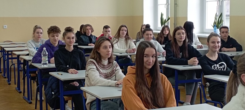 Matura Próbna 2023 w Jędrzejowie. Próbny egzamin pisali uczniowie dwóch szkół. Zobaczcie zdjęcia z rozpoczęcia egzaminów
