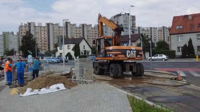 Krótko po remoncie ul. Niemodlińskiej trzeba było rozkopać chodnik by naprawić sieć wodociągową.
