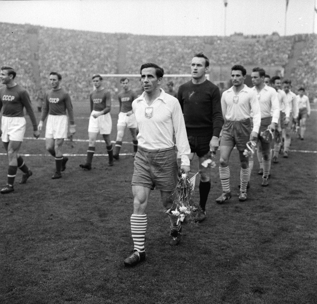 Polscy piłkarze pod wodzą Gerarda Cieślika, wychodzą na boisko przed meczem eliminacyjnym MŚ Polska-ZSRR w Chorzowie (1957 r.).