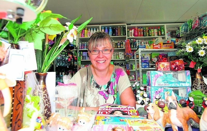 Anna Bolonek od sześciu lat pracuje w kiosku z gazetami przy...