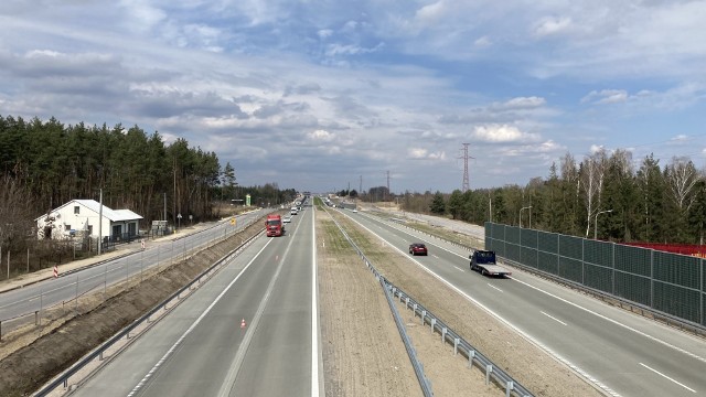 Ekspresowa si&oacute;demka od obwodnicy Gr&oacute;jca do Tarczyna jest już prawie gotowa. Trwają ostatnie roboty wykończeniowe, trzeba jednak pamiętać, że obowiązują tam ograniczenia prędkości i można napotkać na utrudnienia w ruchu.&lt;&lt; Przeglądaj zdjęcia klikając w strzałki na klawiaturze bądź za pomocą gest&oacute;w. &gt;&gt;