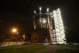 Wieża ciśnień w Zabrzu: nocne zdjęcia zachwycają. Obiekt jest jednym z najpiękniejszych na Śląsku. Zrewitalizowano także otoczenie