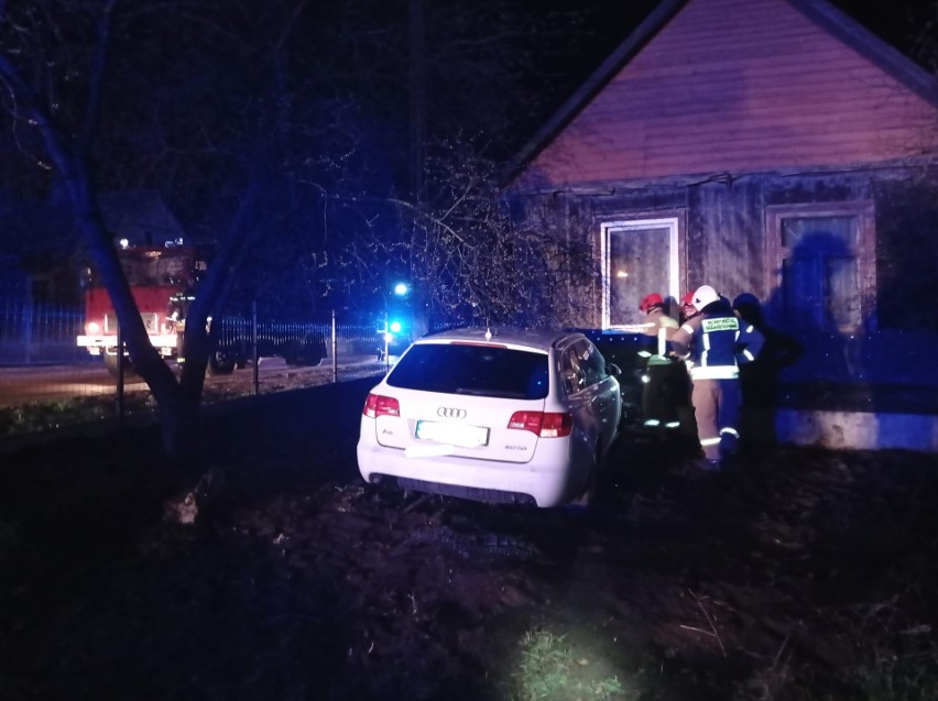 Rogowo. Nocny wypadek w gminie Choroszcz. Samochód wjechał w budynek mieszkalny [ZDJĘCIA]