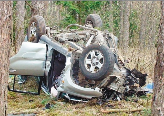 Toyota uderzyła najpierw w drzewo, a potem przewróciła się na dach. Z samochodu dobrej klasy niewiele zostało. Policjanci przypuszczają, że auto jechało ze znaczną prędkością.