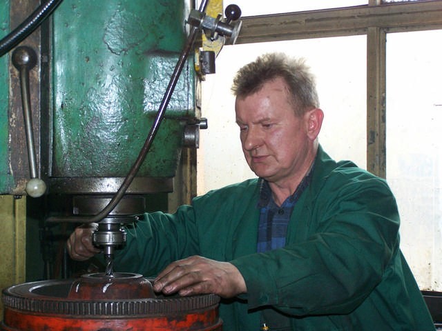 Ireneusz Tompczak, pracuje w „Krukowiaku” 15 lat, zajmuje się obróbką metalu. I tak, jak pozostali pracownicy, nie musi obawiać się zwolnień. Pracodawcy z Pomorza i Kujaw tworzą nowe etaty!