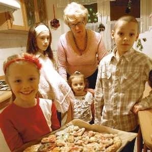 Barbara Enkot uwielbia przygotowania do Wigilii. Bo w kuchni spotykają się wszystkie pokolenia. Nie tylko dlatego, ze przychodzą wnuczęta pomóc przy ciasteczkach. Wówczas przypomina sobie kulinarne przepisy babci, mamy, cioci...