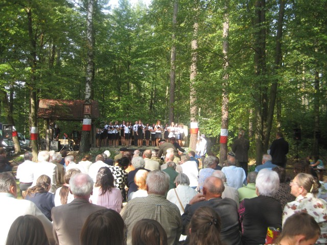 Każdego roku na polanie w Stefanowie odbywają się uroczystości patriotyczne. Przed mszą wystąpi chór z gimnazjum w Gielniowie.