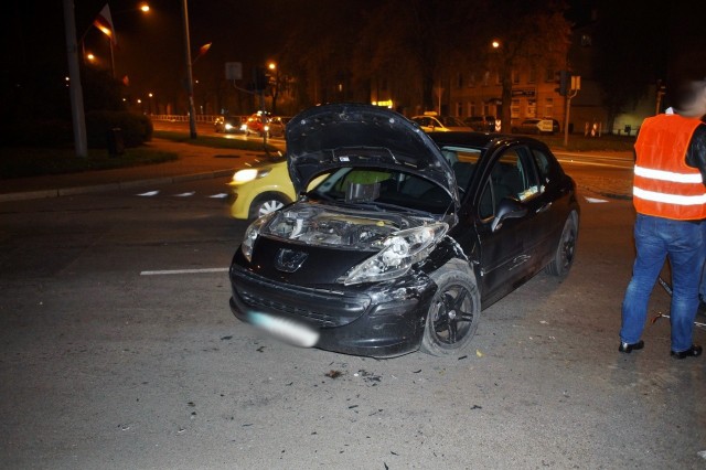 Kolizja na skrzyżowaniu ulic Gdańskiej i Sierpinka. Kierujący VW Bora wymusił pierwszeństwo przejazdu na prawidłowo jadącym samochodem osobowym marki Peugeot. Żaden z uczestników kolizji nie wymagał pomocy medycznej.