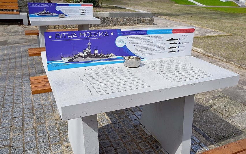 Dwa stoły do gry w statki stanęły przed Muzeum Marynarki Wojennej w Gdyni. To część wystawy plenerowej
