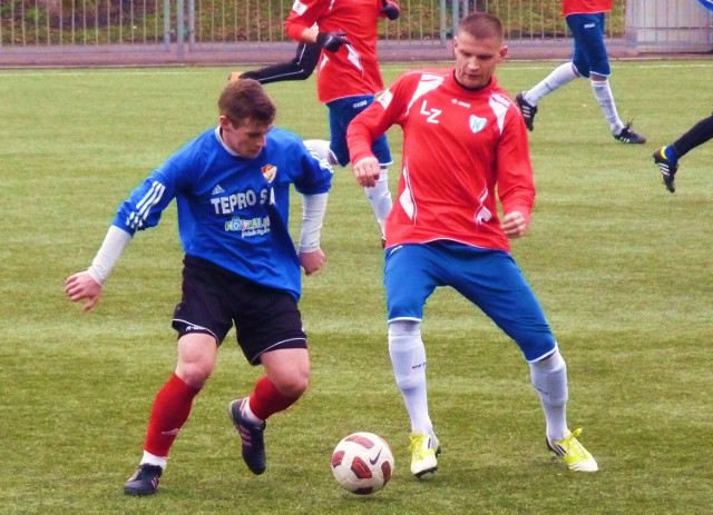 Artur Wojach (z lewej) rozegrał kolejne spotkanie w pierwszej lidze.