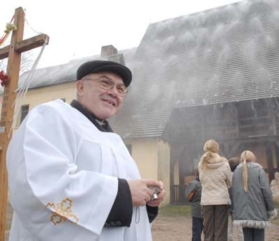 - Cieszę się, że to działa - powiedział nam ks. Olgierd Banaś w czasie próby działania w klępskim kościółku systemu gaszenia mgłą, jak dotąd jedynego w województwie.