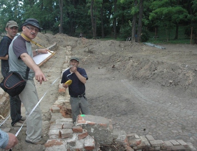 - Odsłoniliśmy fragmenty murów dawnego ośrodka rekreacyjnego dla bogatych głogowian - mówi archeolog Zenon Hendel. 
