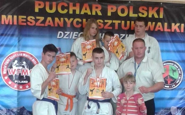 Podopieczni Macieja Budzynowskiego z Włoszczowy (z prawej) wywalczyli aż pięć złotych medali w karate podczas Pucharu Polski Mieszanych Sztuk Walki Dzieci i Młodzieży pod Włocławkiem.