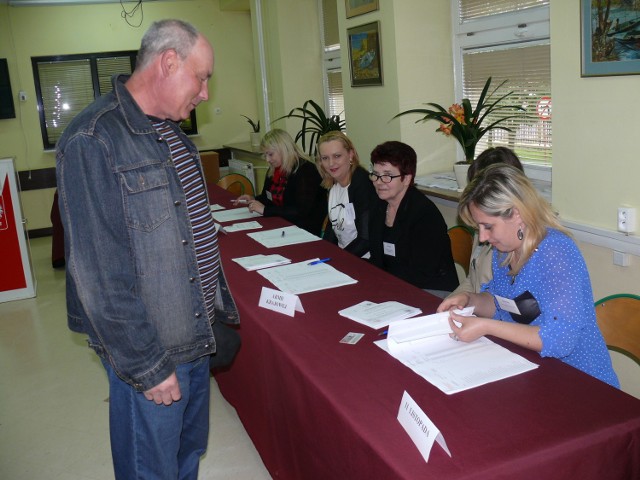 Głosowanie w Obwodowej Komisji Wyborczej w Zespole Szkół Ponadgimnazjalnych nr 2 przy ulicy Okrzei w Jędrzejowie.