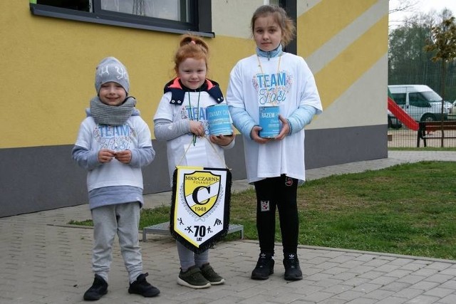 W sobotę podczas trzecioligowego meczu Czarnych Połaniec ze Stalą Rzeszów została przeprowadzona akcja zbierania pieniędzy dla Tosi Stępień. W akcję włączyli się kibice i zawodnicy obydwu drużyn.- Pomysł powstał spontanicznie. Szybka rozmowa z prezesem Klubu Zbigniewem Kolerą, który zaangażował inne osoby i wszystko potoczyło się błyskawicznie – powiedział współorganizator akcji Tomasz Kaczmarczyk.Akcja pomocy dla Tosi polegała na wpłaceniu na oficjalne konto fundacji Siępomoga jakiejkolwiek sumy. Największa wpłata to udział dziecka w eskorcie dziecięcej podczas meczu Czarni ze Stalą Rzeszów. Super prezent dla bliskiej osoby i nie lada przeżycie. Wystarczyło zgłosić wpłatę i czekać na wyniki licytacji. Licytację wygrał Filip, który dumnie wnosił piłkę meczową w asyście sędziów tego spotkania – dodał Tomasz Kaczmarczyk.Przybicie symbolicznej „piątki” z zawodnikami na środku boiska to najlepszy prezent jaki mógł dostać mały Filip, który jest kibicem połanieckiej drużyny. Dodatkowo do wylicytowania został przekazany przez prezesa oficjalny proporczyk z logo klubu i gadżety klubowe. Wsparciem akcji były też dziewczynki z Team Tosi, które zbierały pieniążki do puszek.Podczas akcji udało się zebrać 726,53 złote.- Symboliczna kropla w morzu potrzeb, ale na tak szybko zorganizowaną akcję to spora suma. Chciałbym podziękować wszystkim kibicom, zawodnikom za udział w akcji. Szczególne podziękowania dla dziewczyn z Team Tosi - powiedział Zbigniew Kolera, prezes klubu.(dor, TK)