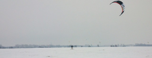 Kitesurfer na polu w Strzeżenicach w pobliżu Mielna.