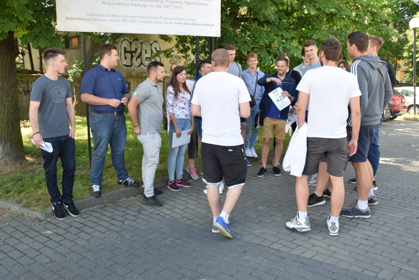 Kilkudziesięciu studentów Politechniki Częstochowskiej...