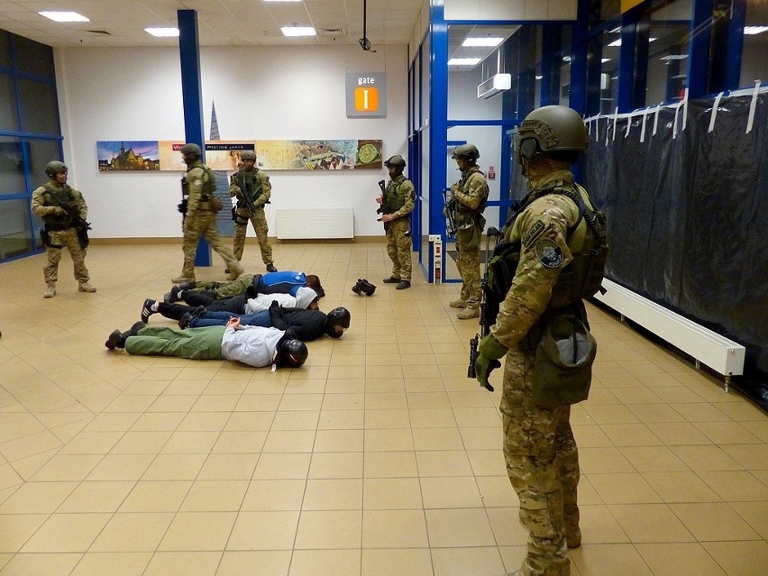Ćwiczyli atak terrorystyczny na wrocławskim lotnisku [ZDJĘCIA]