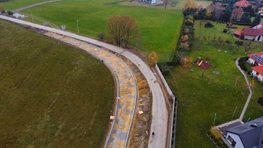 Ujęcie z drona na rozbudowywaną ul. Łowiecką. Widać przebieg...