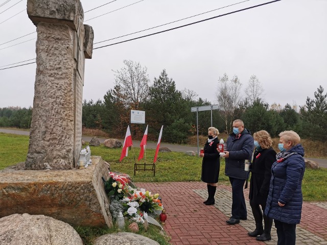 Mimo ograniczonych możliwości w tym roku, w gminie Kunów pamiętano o chociażby symbolicznym uczczeniu Święta Niepodległości. W środę, 11 listopada, delegacja władz gminy, na czele z burmistrzem Lechem Łodejem, przewodniczącym Rady Miejskiej Piotrem Bekiem i radnymi, złożyła wiązanki oraz znicze przy pomnikach w centrum Kunowa oraz w Kolonii Inwalidzkiej.W Nietulisku Dużym w gminie Kunów, strażacy z miejscowej jednostki Ochotniczej Straży Pożarnej, złożyli kwiaty przy pomniku ofiar zamordowanych przez hitlerowców w latach 1939- 1945.Zobacz zdjęcia>>>