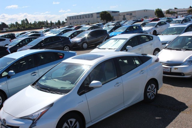 Toyota USA ustanowiła nowy Rekord Guinnessa w kategorii największej liczby samochodów biorących udział w paradzie hybryd. Na nieczynnym lotnisku wojskowym w Alamedzie w Kalifornii zebrało się w sobotę 332 właścicieli Priusów. W imprezie wzięło udział także kilka Priusów najnowszej, czwartej generacji / Fot. Toyota