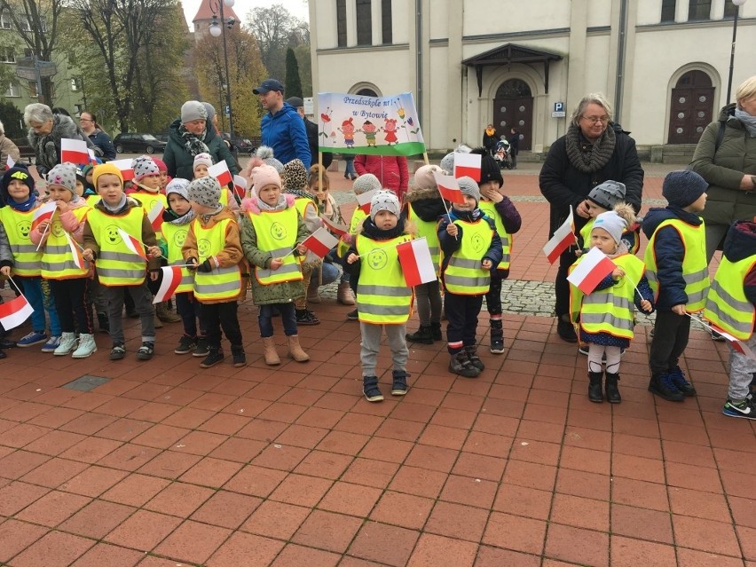 Na bytowskim rynku spotkały się dzieci z bytowskich...