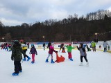 Zabawa na lodowisku w Bałtowie w niedzielę 28 lutego. Na łyżwach mnóstwo dzieci (ZDJĘCIA)
