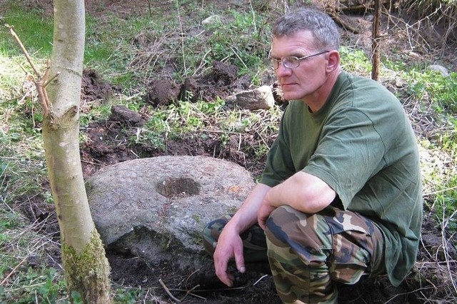 Dariusz Olewniczak, prezes Towarzystwa Historycznego Gminy Cewice, przy nowym znalezisku.  