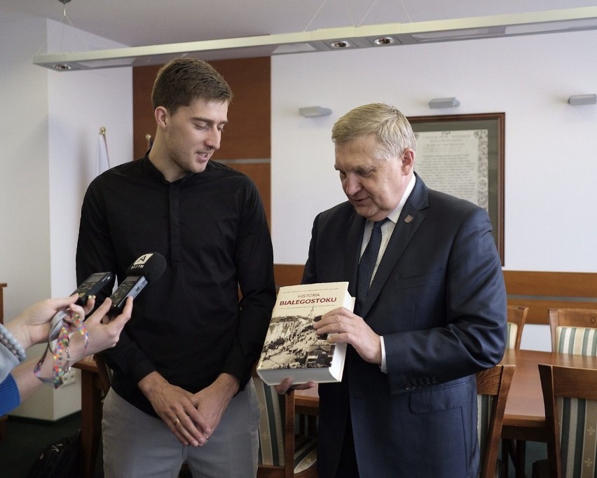 Taras Romańczuk odebrał dowód osobisty. Piłkarz Jagiellonii Białystok dostał też książkę o historii Białegostoku [ZDJĘCIA]